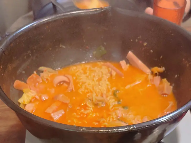 마늘 향이 가득한 부대찌개