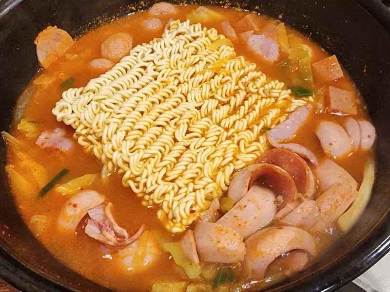 푸짐한 부대찌개 한 상