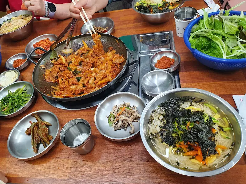 돼지찌개와 함께 차려진 푸짐한 한 상