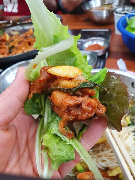 상추쌈에 돼지고기 올려 한 입