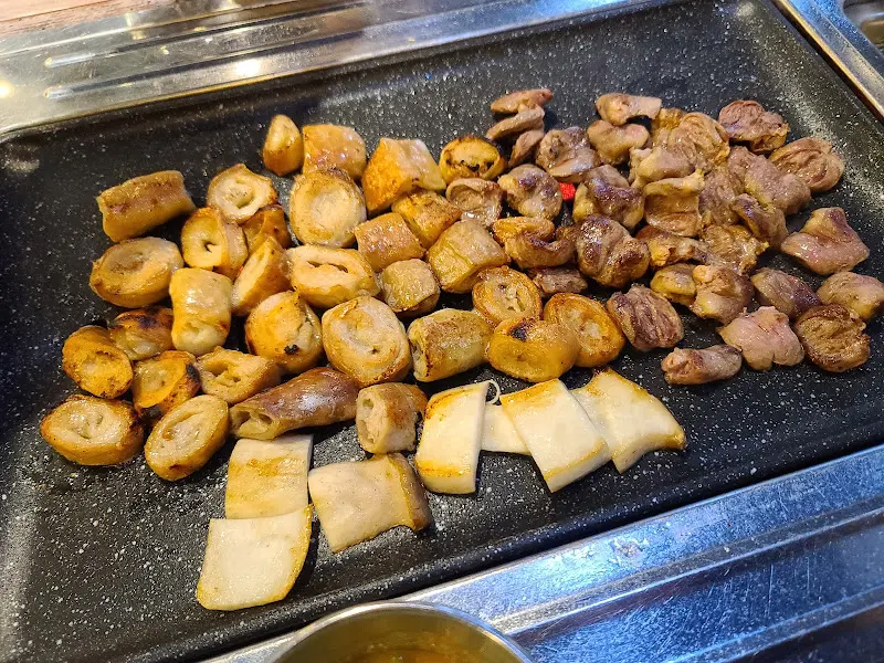 노릇노릇하게 구워진 막창과 곱창의 모습