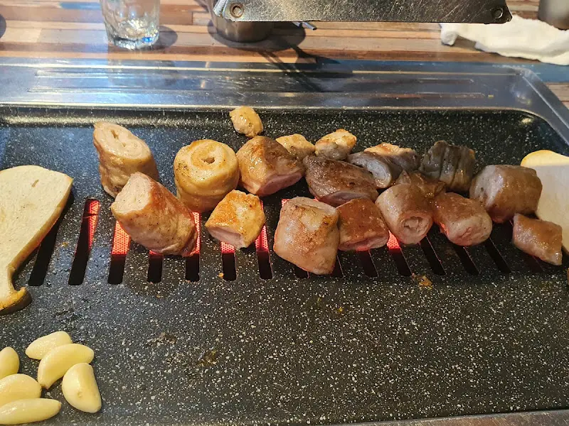 불판 위에서 맛있게 구워지고 있는 막창