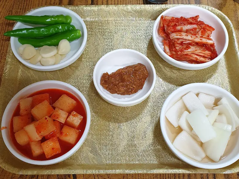 푸짐한 밑반찬 구성