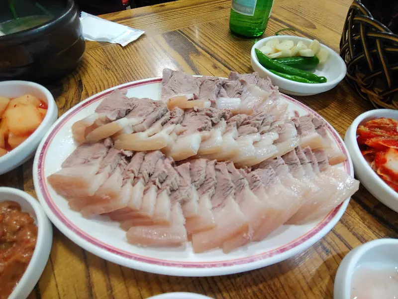 윤기가 흐르는 수육