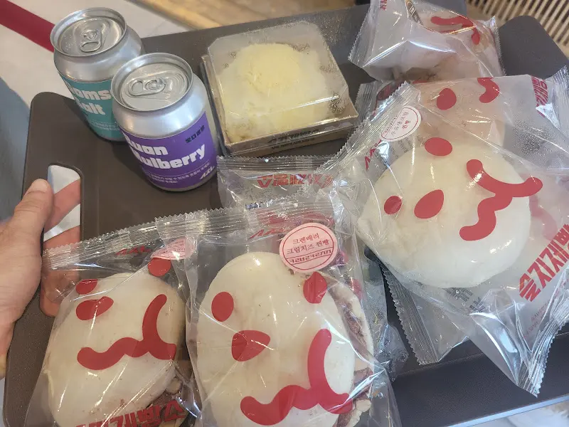 쟁반 위에 놓인 빵과 음료