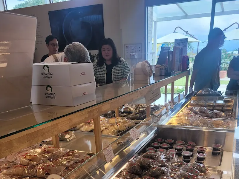 빵을 고르는 사람들