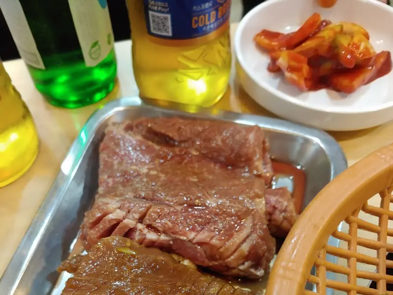 곁들임 반찬과 소갈비