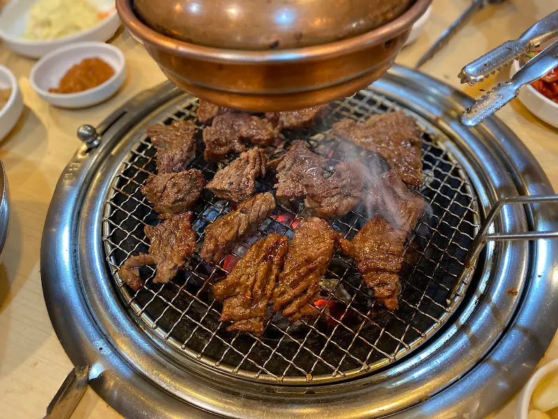 숯불 위에 구워지는 갈비