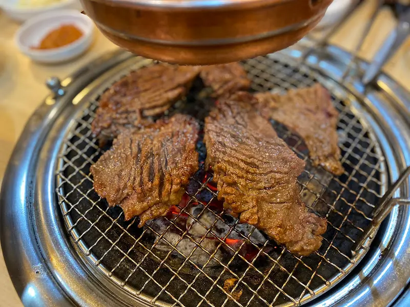 숯불 위에서 익어가는 소갈비