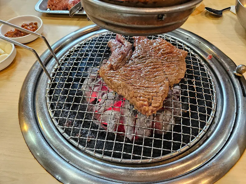 숯불 위에서 익어가는 갈비