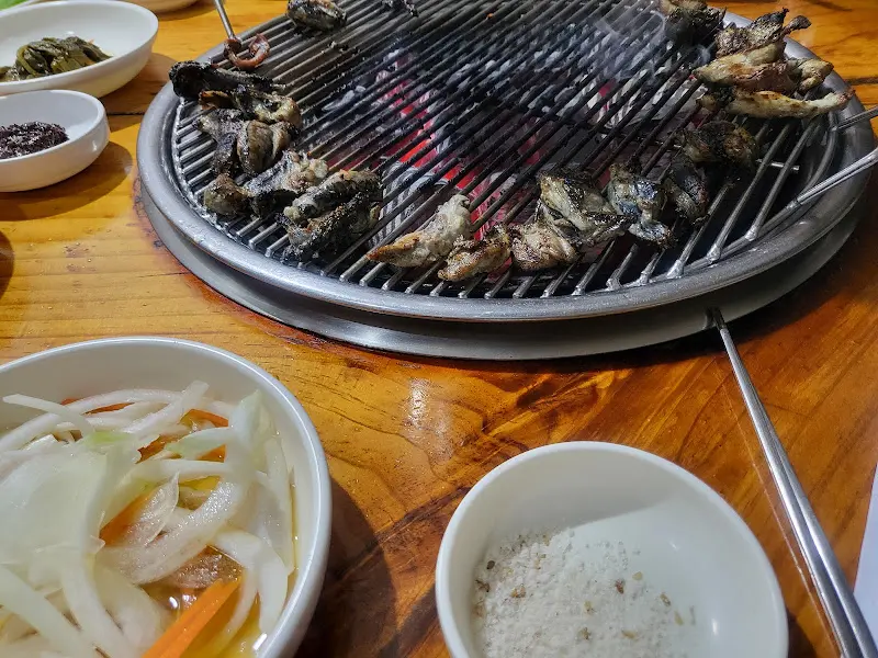 숯불 위에서 구워지는 오골계