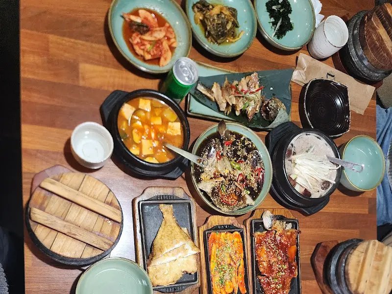 한상 가득 차려진 음식들