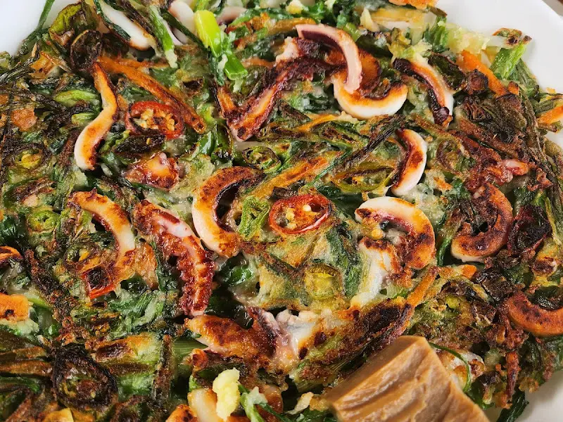 해물이 듬뿍 들어간 파전의 클로즈업 샷