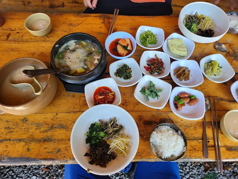 다양한 나물 반찬과 비빔밥 재료들이 놓인 테이블