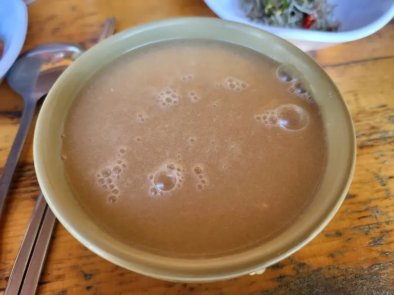 뽀얀 빛깔의 막걸리 잔