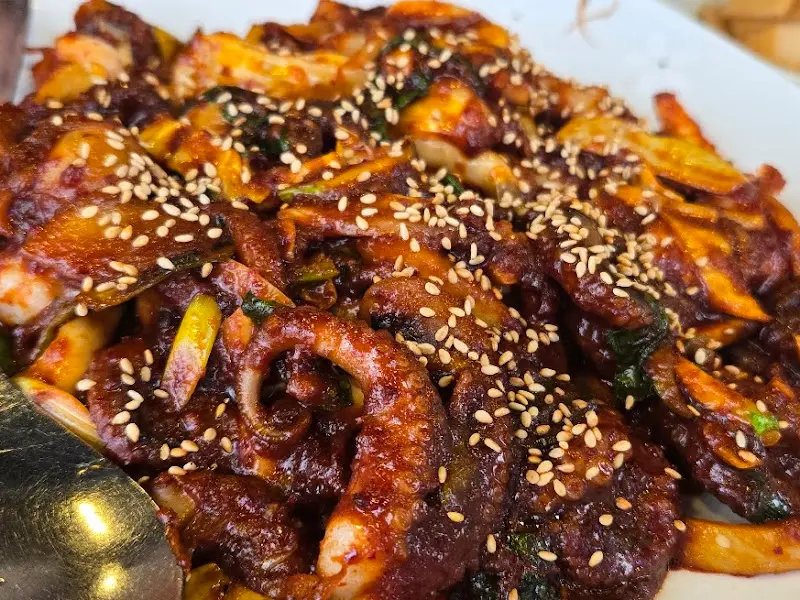 윤기가 흐르는 쭈꾸미 볶음