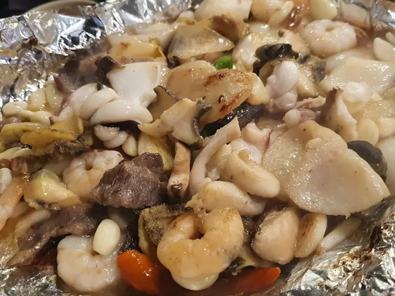 해산물이 가득한 철판 요리