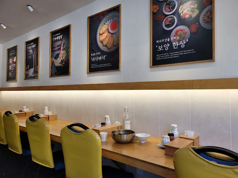 깔끔하게 정돈된 식당 내부