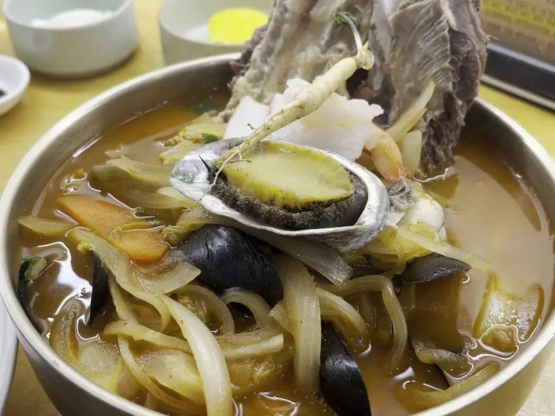 신선한 해산물과 소뼈가 가득한 짬뽕