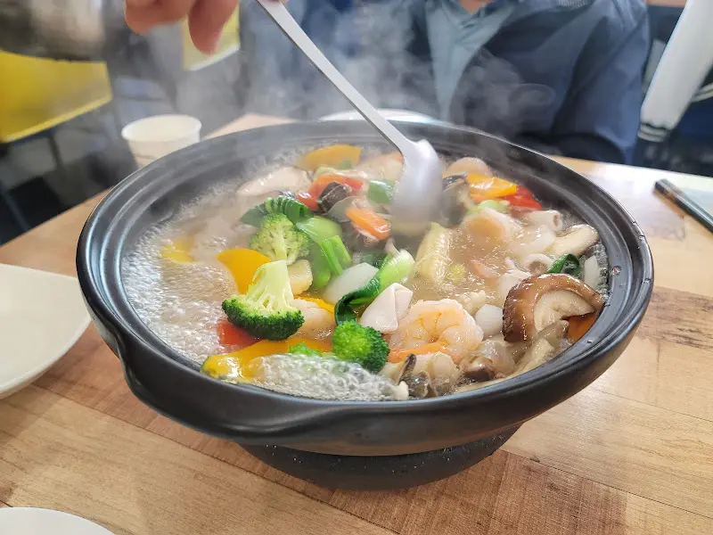 해산물과 야채가 가득한 짬뽕탕