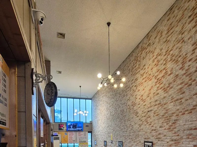 높은 천장과 조명