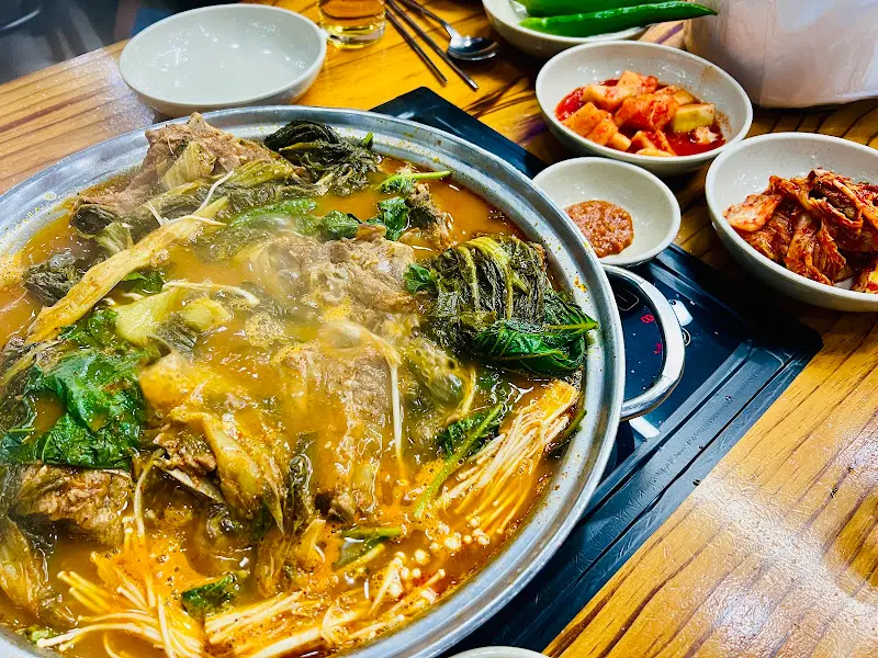 밑반찬과 뼈다귀 전골