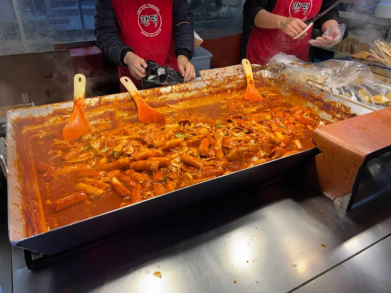 떡볶이가 가득 담긴 팬의 모습