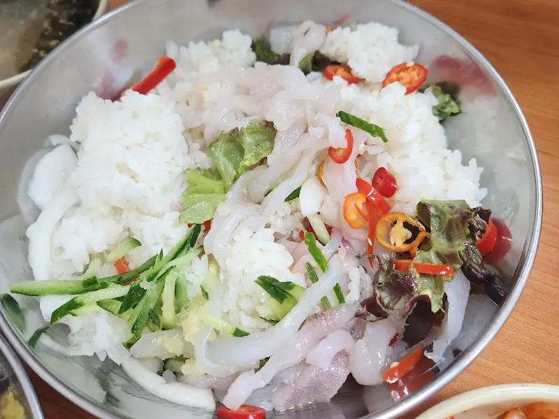싱싱한 회와 채소가 듬뿍 들어간 회밥