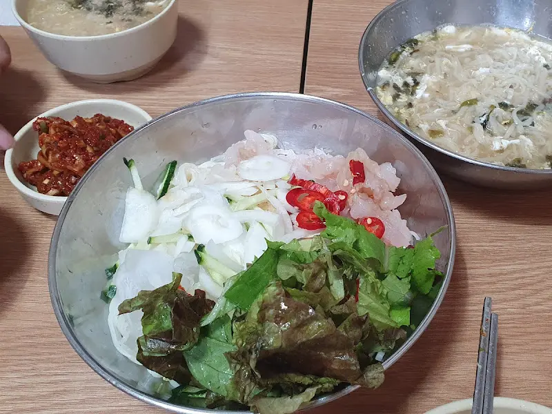 회밥과 칼국수가 함께 놓인 테이블