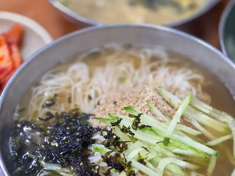 칼국수 면발 위에 뿌려진 김가루와 깨소금