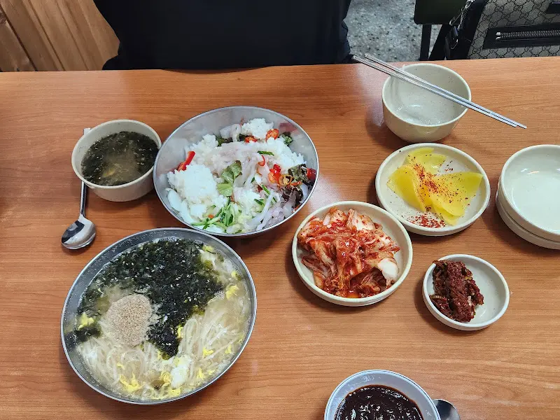 테이블 위에 놓인 회밥, 칼국수, 밑반찬