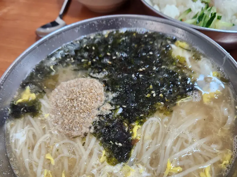 칼국수에 뿌려진 김가루와 깨소금