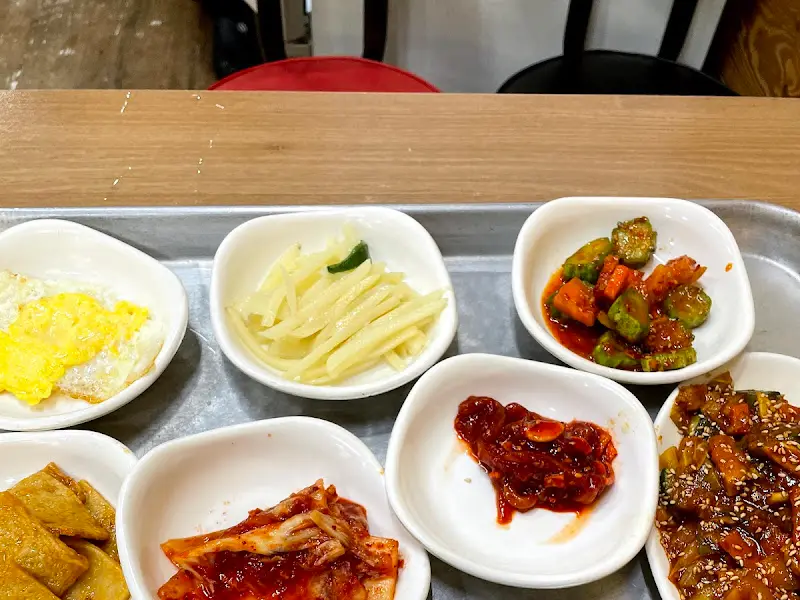 정갈하게 차려진 다양한 반찬들