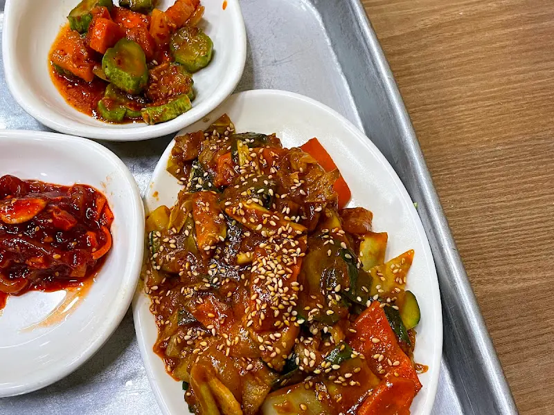 윤기가 흐르는 쌀밥과 맛깔스러운 반찬들