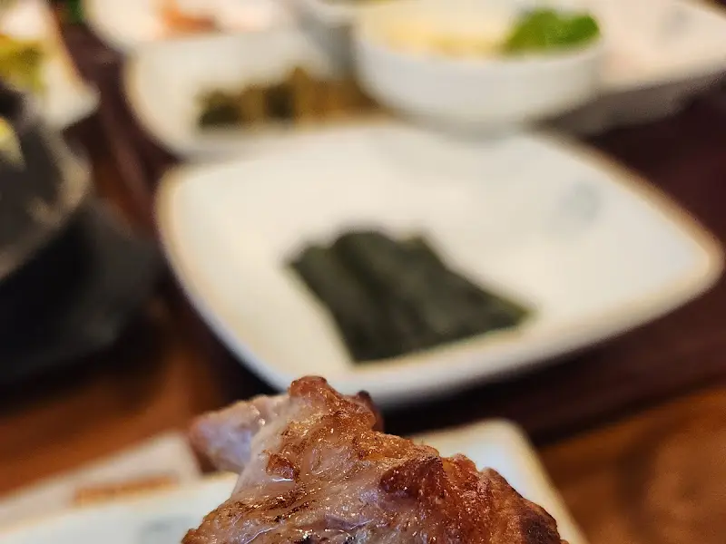 다양한 밑반찬과 함께 즐기는 삼겹살