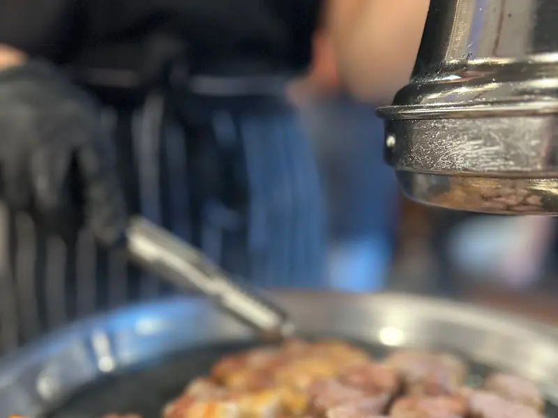 고기를 굽는 직원의 모습