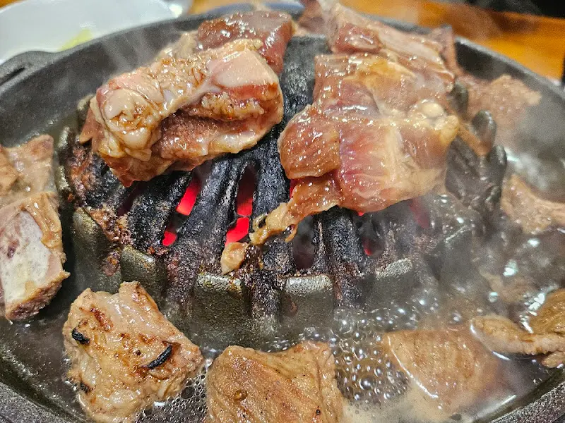 노릇하게 익어가는 돼지갈비