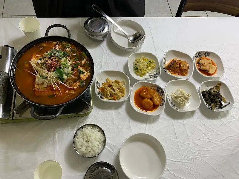 두부전골과 밑반찬 한 상 차림