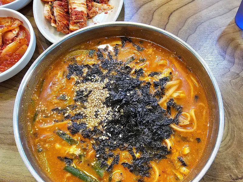 어탕칼국수 근접샷