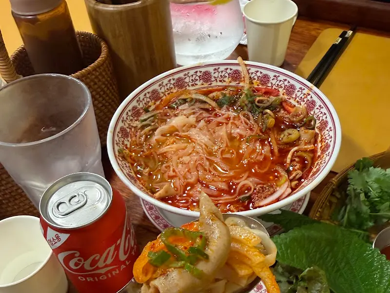 테이블 가득 차려진 음식