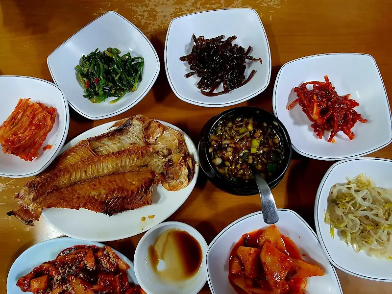 다채로운 반찬들이 돋보이는 한 상