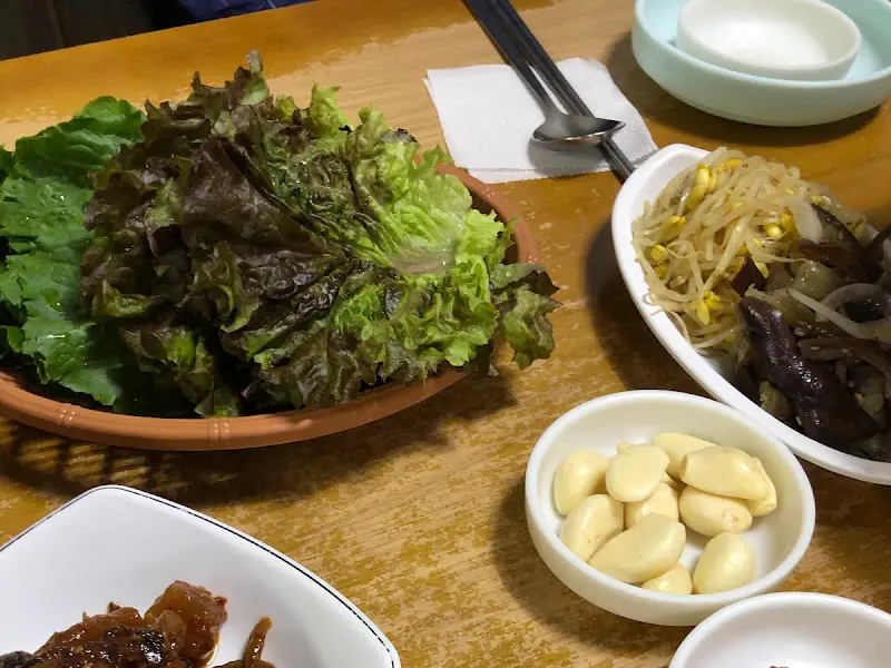 신선한 쌈 채소와 곁들임 반찬