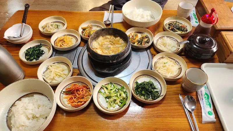 청국장 뚝배기를 중심으로 펼쳐진 반찬들