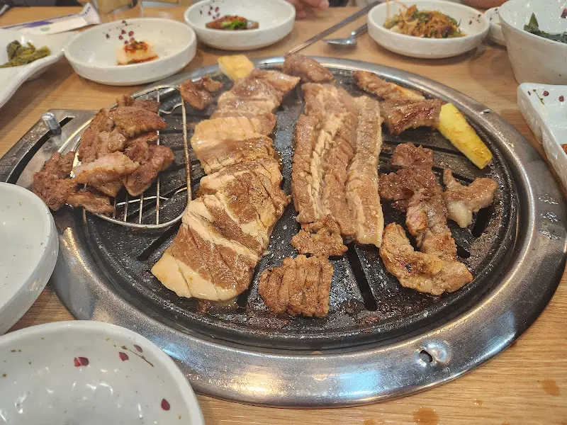 숯불 위에 구워지는 돼지갈비