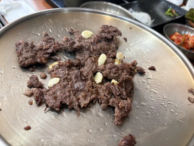 뜨거운 철판 위에서 지글거리는 불고기 한 판