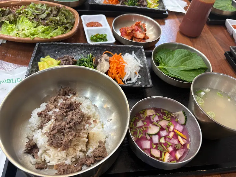 다채로운 채소와 불고기가 조화로운 언양불고기비빔밥