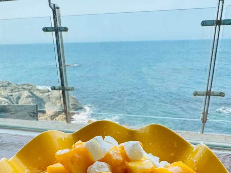 바다를 배경으로 즐기는 망고빙수
