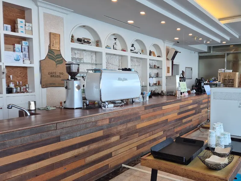 깔끔한 카운터와 다양한 커피 용품