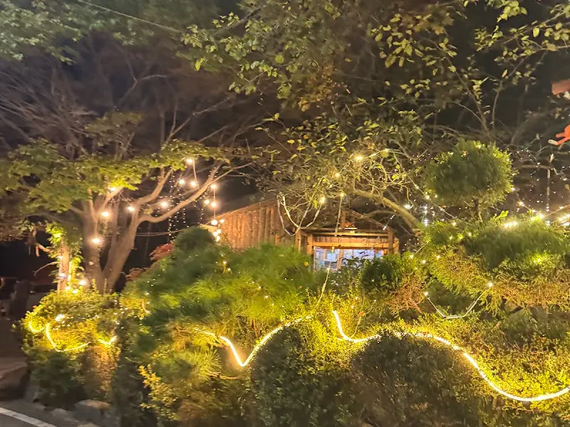 야외 테이블과 조명이 어우러진 식당 전경