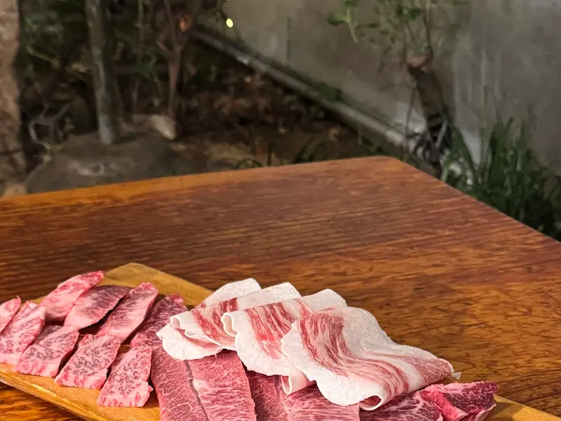 선홍빛 마블링이 예술인 투뿔 한우 등심